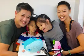 钟丽淇晒女儿与公公有爱的一幕：爷爷搀扶着患基因病的孙女走路图片