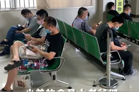 产检门诊外的奇怪现象：孕妇排队，老公坐着，宝宝出生后真不敢想图片
