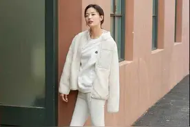 全智贤厉害了！白色瑜伽裤直接穿不见赘肉，配白色卫衣洋气减龄图片