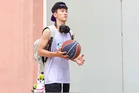 夏天打球怎么穿？这4款篮球单品，让你成为球场上的靓仔图片