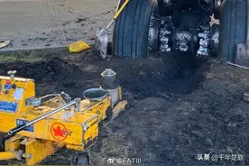 飞机轮子陷入泥里图片