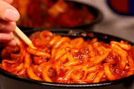 迪丽热巴辣到隐形眼镜掉下来也不停口的新疆美食NO.1图片