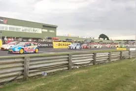 赛车场上撞车是避免不了的就是在赛道外面观看也要注意安全视频封面