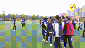 西安一小学高年级学生在独轮车上射箭、打球！没错，校长是体育老师图片