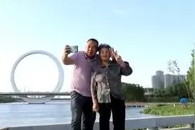 遇见你丨带着母亲跑货运 有妈妈的地方就是家图片