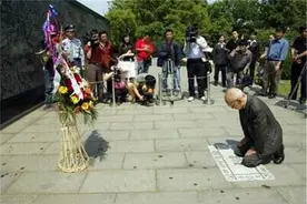 2005年，日本老兵来中国下跪谢罪，当年我杀过俘虏，我是罪人图片