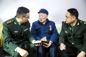 重庆市忠县：向抗美援朝退役老兵颁发纪念章图片