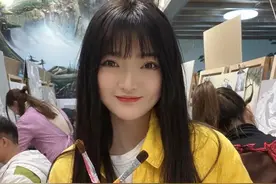 蚌埠95后女孩“刮腻子”火了！网友：明明可以靠颜值，偏要靠才华图片