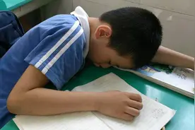 孩子上课睡觉，老师一怒之下拍照发家长群，爸爸的回答令人心疼图片