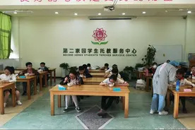 西安市“小饭桌”陆续开放实行分餐制，就餐、学习应保持一米距离图片