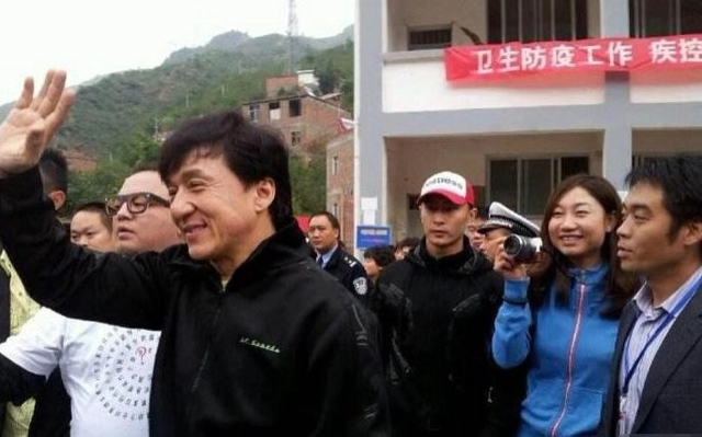成龙有20亿身家？要拿100万感谢抗疫药研制者的他为何被吐槽狡猾