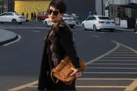 秋冬这5组配色太高级了，50+女人想要优雅就这样穿图片
