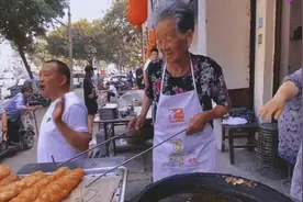 84岁老奶奶卖了四十年棒子油条，在网上走红，今天做法详细教你图片