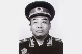 鬼子来偷袭，民兵连夜报警，值班参谋却说：这是个假情报图片