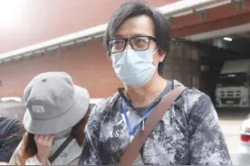 黄日华丧妻3个月，曾志伟丧妻1个月，两人都开心亮相引争议图片