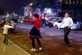 53岁高颜值奶奶走红，带孙子跳广场舞被误认为孩子妈，舞友不淡定图片