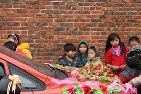 女人带丈夫回娘家过年，走一次亲戚后：“老公，咱以后不回来了”图片