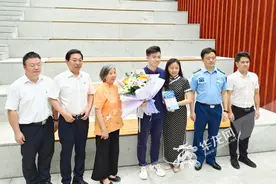 656分！他收到重庆首封高考录取通知书圆梦“军飞”妈妈谈育儿提到这个词图片