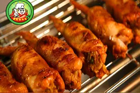 小吃街摆摊很火的鸡翅包饭你爱吃吗？图片