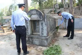 26年前他倒在毒贩手雷下，如今三个儿子都穿上了警服……图片