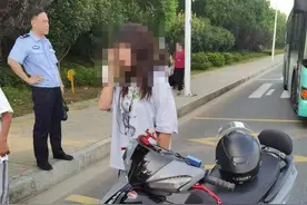 江苏苏州："电摩"拉风速度快，但它扛不住危险呀！图片