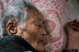 老人去世前的“胡言乱语”，家人要不要信？专家：一定要认真听图片