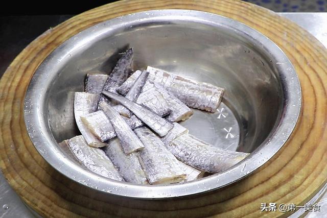 不管炸啥鱼，都不能直接下锅炸！教你正确做法，焦香不腥不破皮
