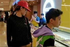 13岁Lucas身高已过170公分，母子相偎画面超温馨图片