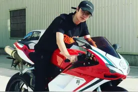 王一博追星翻车，狂吹彩虹屁把罗西夸上天，记错偶像年龄像个假粉图片