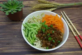 冷战一个月，媳妇天天白水煮面，老公做了一碗面，夫妻俩和好如初图片