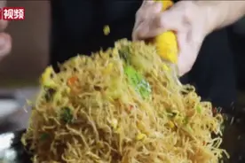 这才是真正的人间烟火气！他靠炒米粉成了网红图片