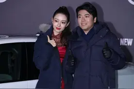 礼服搭配又土又俗气，难怪“要好看”的吉娜，会裹着羽绒走红毯图片