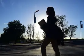 极端政策逼走中国留学生，美国对人才不死心，还想让中印当冤大头图片