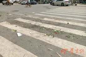 一片狼藉！这是西安福殿路早市收摊后的样子，这块的保洁员快崩溃了图片