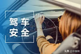 司机误把油门当刹车 开着教练车破墙而出图片