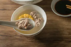 朋友大病初愈，饭桌狂饮骨头汤，只为补钙图片