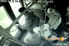 惊呆！早高峰被堵在隧道，男子要求下车遭拒，竟然徒手掰开了公交车门图片