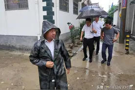 沈丘县：书记冒雨化纠纷，邻里和睦一家亲图片