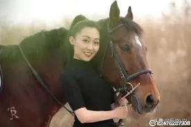 女子十二乐坊张楠回忆大院生活，陌陌直播间二胡演奏《送战友》图片