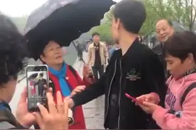河南洛阳90后小伙跳湖救落水大叔，上岸后被阿姨围着要电话图片