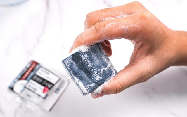 这块狂卖270万个的小黑皂，专治油头秃头，还是日本天皇御用