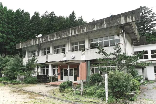 日本有个恐怖村庄,奶奶按照逝者原型做了300个人形,日夜陪自己