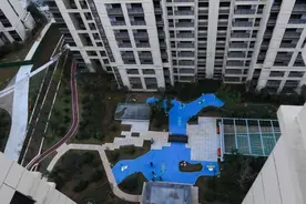 “你在桥上看风景，看风景的人在楼上看你”，小区人工湖是一块布，交房后业主哭了！……图片