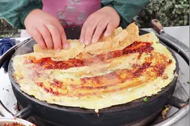 四种面粉做杂粮煎饼，大娘坚持酱汁和麻叶自己做，吃的放心最重要视频封面