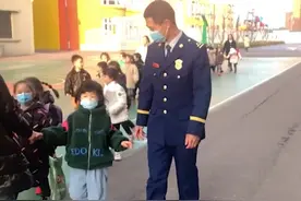 消防员父亲接女儿放学遭甩手，买了一串糖葫芦才哄开心图片