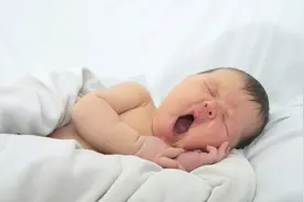 宝宝几个月，白天开始从两觉变一觉？18个月前睡眠规律表都在这图片