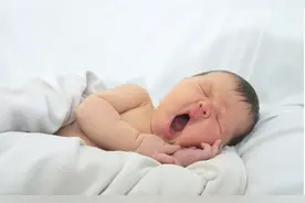 宝宝几个月，白天开始从两觉变一觉？18个月前睡眠规律表都在这图片