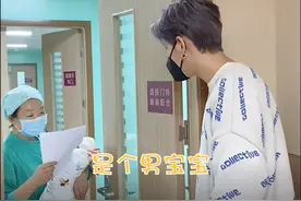 宝爸以为第二胎是女儿，产房外得知是男宝宝，片刻后瘫坐椅子上图片