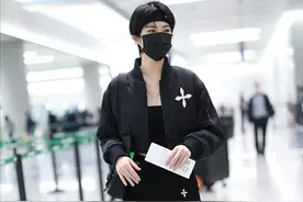姚安娜终于找到适合自己的风格，穿的服装很帅气，看着也显瘦图片