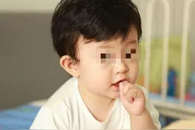 孩子经常啃指甲？父母别急着训斥，三招帮孩子改掉坏毛病图片